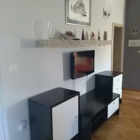 Eva Apartman *